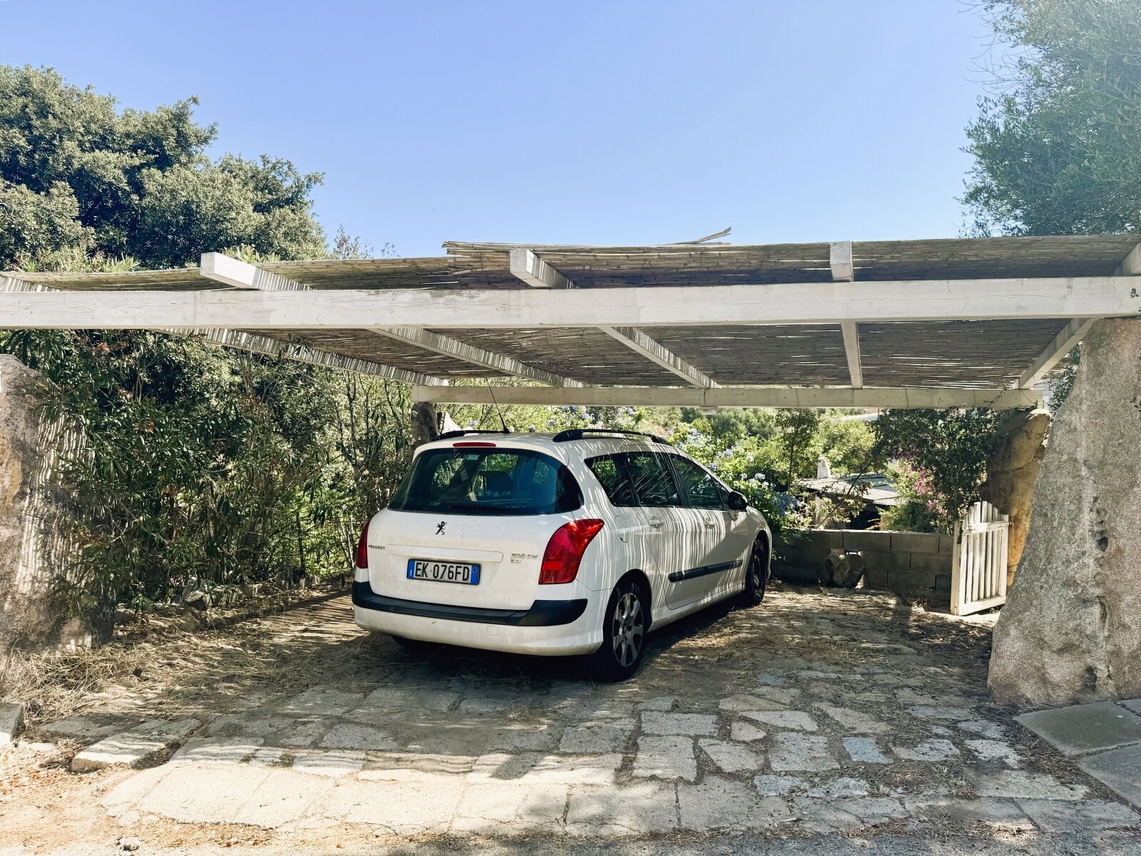 La Filetta, Via Levante, Carport